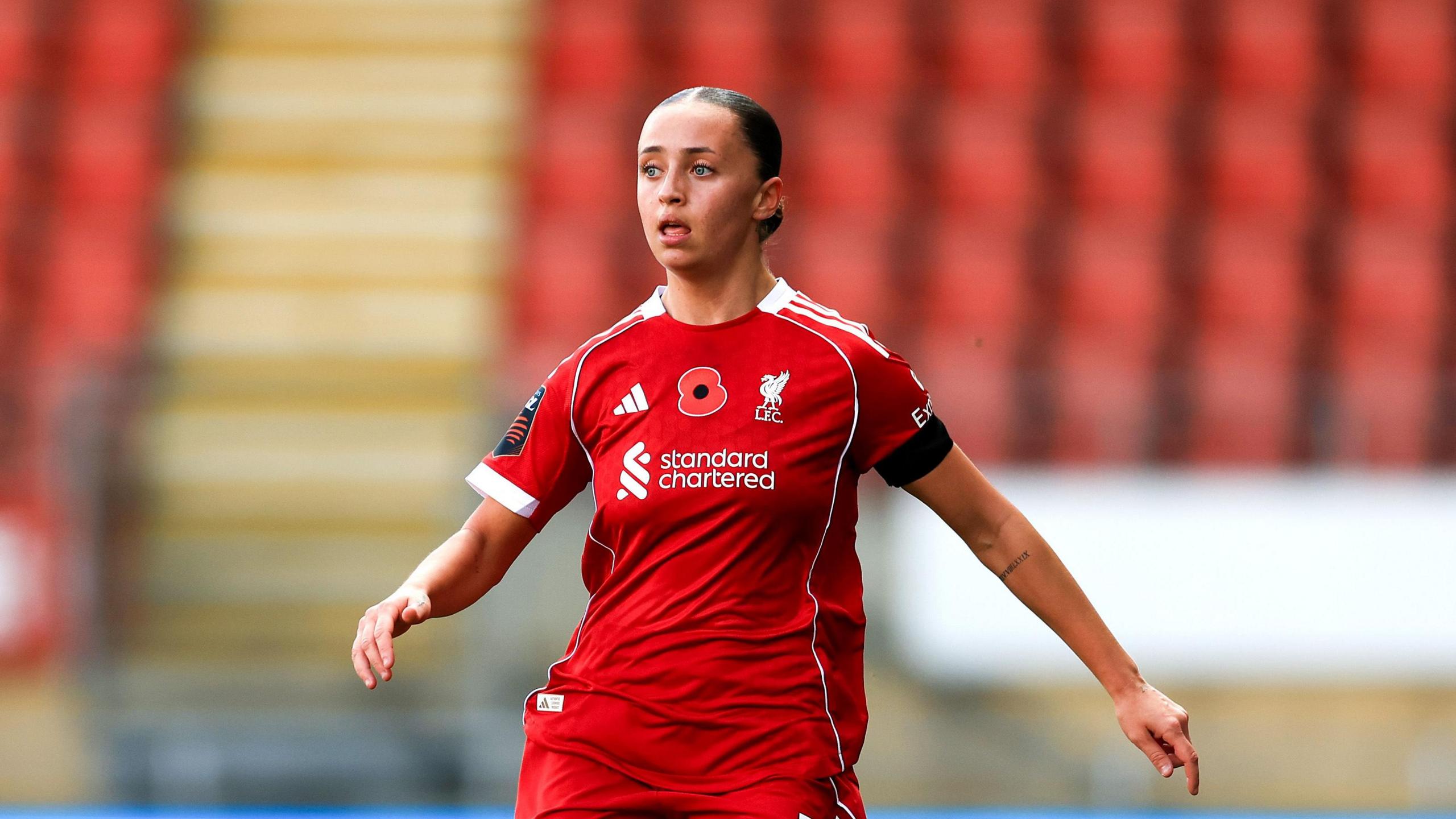 میا اِندربی بازیکن لیورپول با مصدومیت گردن روانه بیمارستان شد